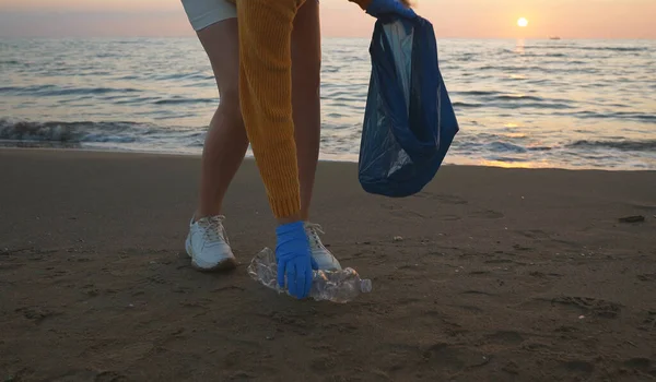 Vrouw Vrijwilliger Verzamelt Afval Het Strand Milieuverontreiniging — Stockfoto
