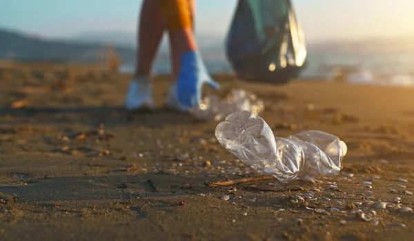 Μια Εθελόντρια Μαζεύει Σκουπίδια Στην Παραλία Περιβαλλοντική Ρύπανση — Φωτογραφία Αρχείου