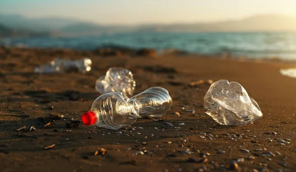 沙滩上的塑料瓶 环境污染 — 图库照片