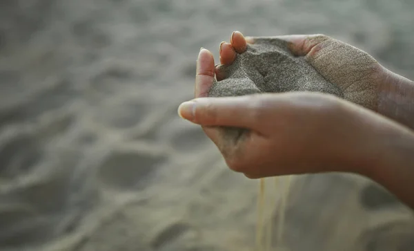 Άμμος Γλιστράει Μέσα Από Δάχτυλά Σου Χρόνος Περνάει — Φωτογραφία Αρχείου