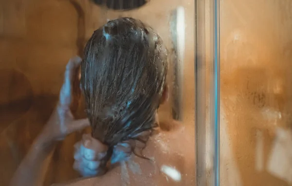 シャワーで頭を洗う女 — ストック写真