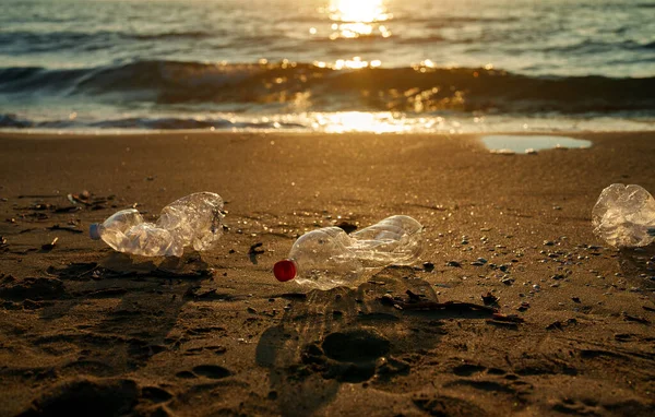 Plastové Láhve Písečné Pláži Znečištění Životního Prostředí — Stock fotografie