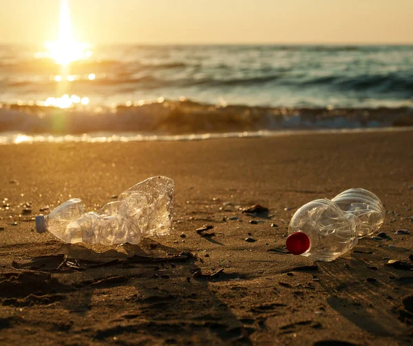 Πλαστικά Μπουκάλια Στην Αμμώδη Παραλία Περιβαλλοντική Ρύπανση — Φωτογραφία Αρχείου
