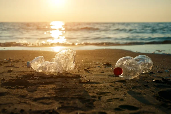 Plastflaskor Sandstranden Miljöföroreningar — Stockfoto