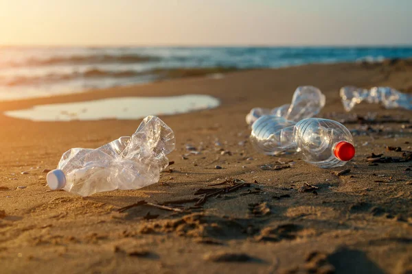 Plastikowe Butelki Piaszczystej Plaży Zanieczyszczenie Środowiska — Zdjęcie stockowe