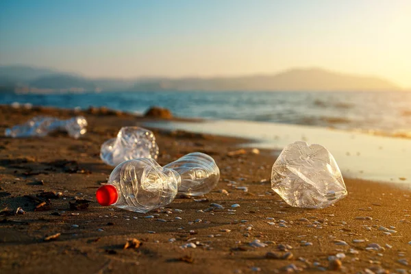Plastflaskor Sandstranden Miljöföroreningar — Stockfoto