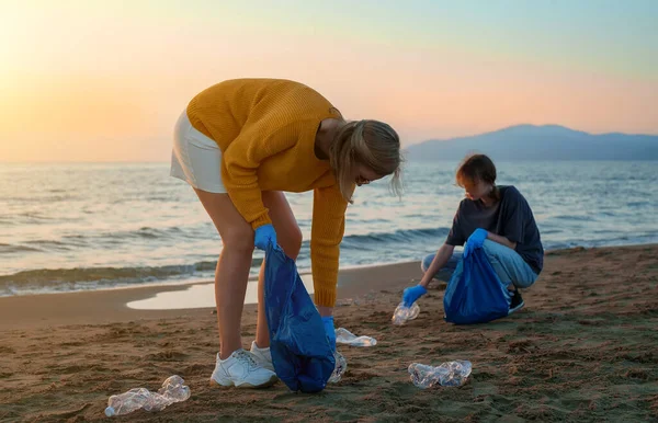 쓰레기에서 지구를 구하는 어머니 — 스톡 사진