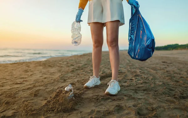 Žena Dobrovolnice Sbírá Odpadky Pláži Znečištění Životního Prostředí — Stock fotografie