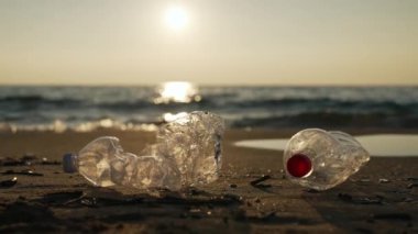 Plastik şişeler kumsalda. Çevre kirliliği.
