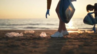 Anne ve kızı gezegeni çöpten kurtarıyor..