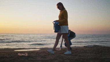 Anne ve kızı gezegeni çöpten kurtarıyor..