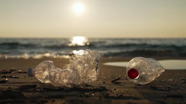 Plastic Flessen Het Zandstrand Milieuverontreiniging — Stockvideo