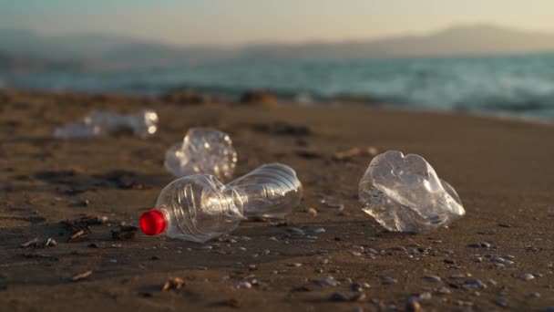 Πλαστικά Μπουκάλια Στην Αμμώδη Παραλία Περιβαλλοντική Ρύπανση — Αρχείο Βίντεο
