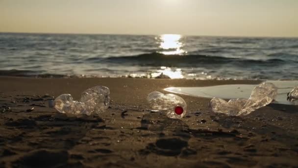Plastic Flessen Het Zandstrand Milieuverontreiniging — Stockvideo