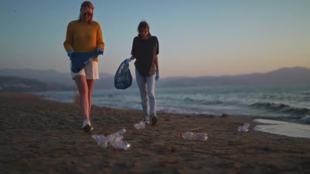 Matka Dcerou Zachraňují Planetu Před Odpadky — Stock video