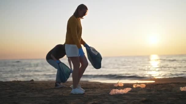 Mother Daughter Saving Planet Garbage — Stock Video