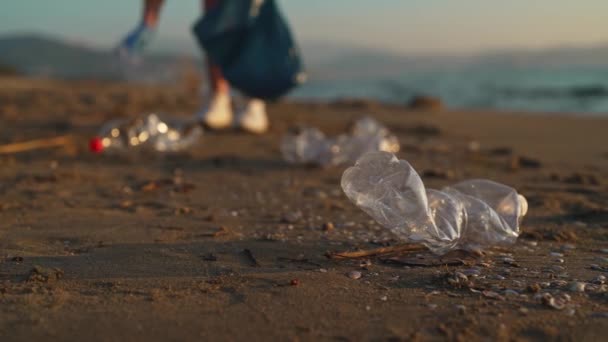 Kadın Gönüllü Sahilde Çöp Topluyor Çevre Kirliliği — Stok video