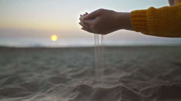 Sand Gleitet Durch Die Finger Die Zeit Vergeht Wie Flug — Stockvideo