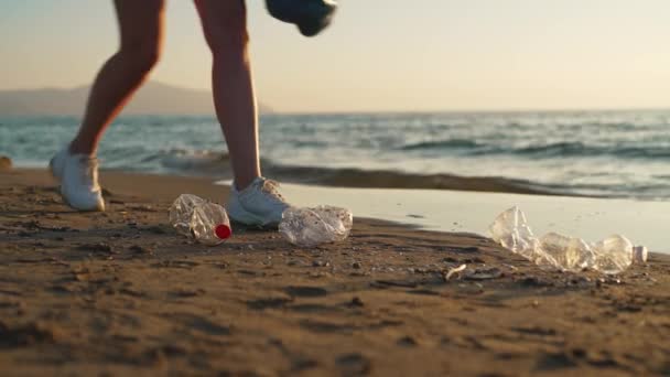 Vrouw Vrijwilliger Verzamelt Afval Het Strand Milieuverontreiniging — Stockvideo