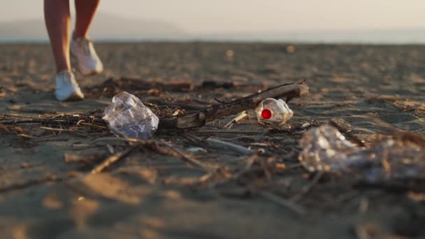 Una Voluntaria Recoge Basura Playa Contaminación Ambiental — Vídeo de stock