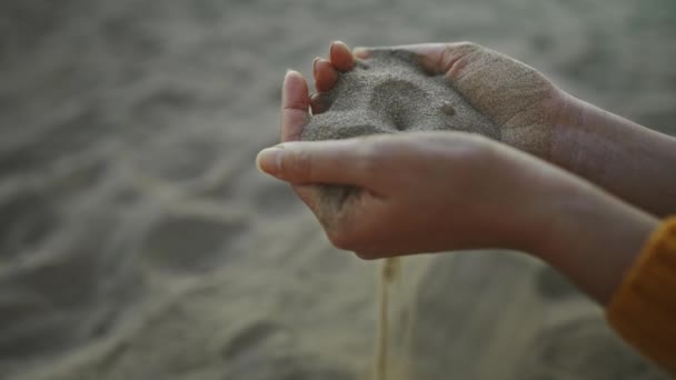 砂が指をすり抜ける 時間はつかの間 — ストック動画