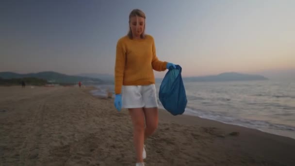 Woman Volunteer Collects Garbage Beach Environmental Pollution — Stock Video