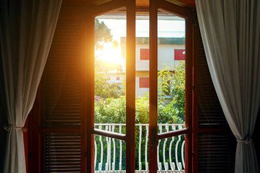 Bahçe manzaralı balkon kapısını aç.