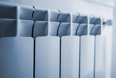 Dairesinin içinde ayarlanabilir valf olan metal radyatör..