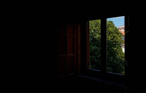 中庭を見下ろすシャッター付きの窓 — ストック写真