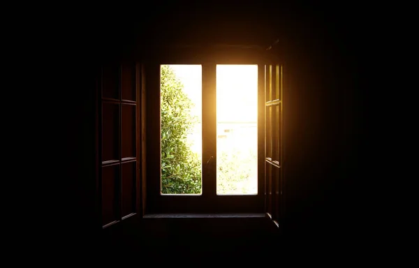 窗户上有百叶窗 可以俯瞰庭院 — 图库照片