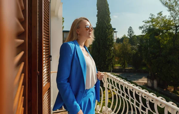 Frau Anzug Steht Auf Dem Balkon Eines Privathauses — Stockfoto