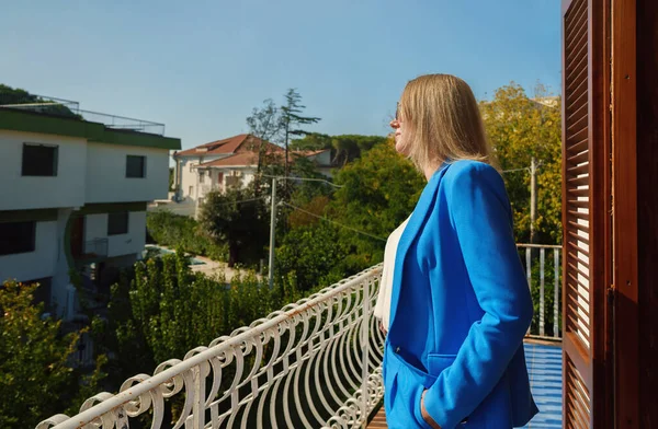 Woman Suit Stands Balcony Private House — Stock Photo, Image