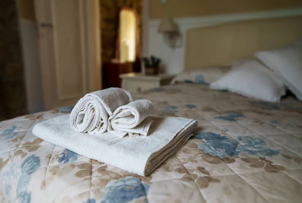 Witte Handdoeken Slaapkamer Ruimtereinigingsconcept — Stockfoto