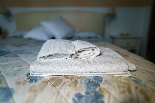 Witte Handdoeken Slaapkamer Ruimtereinigingsconcept — Stockfoto
