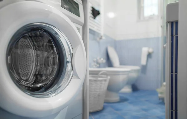 Modern Çamaşır Makinesi Banyoda — Stok fotoğraf