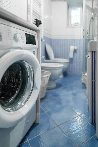 Modern Çamaşır Makinesi Banyoda — Stok fotoğraf