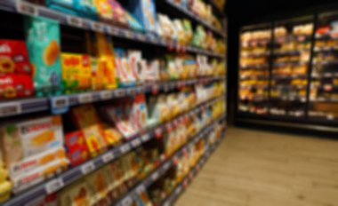 Süpermarkette abur cuburlu rafların bulanık görüntüsü.