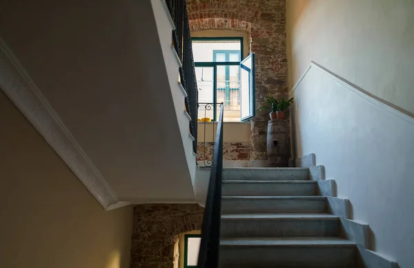 大理石の床と内部の階段 建物内のポーチ — ストック写真