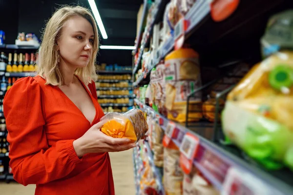 Mulher Escolhendo Pão Fresco Supermercado — Fotografia de Stock