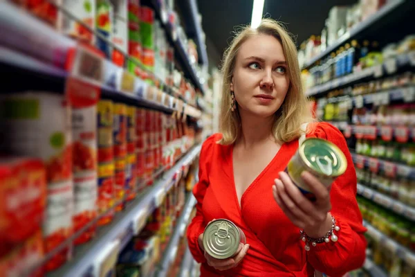 Frau Wählt Dosen Supermarkt — Stockfoto