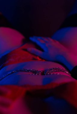 Kendisi ile oynamaya tanınmaz seksi kadın.