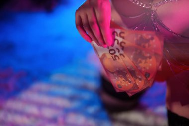 Sosyal sorumluluğu azalmış bir kadının elinde para var..