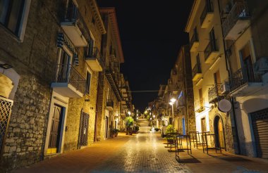 İtalya 'nın Agropoli şehrinin sokakları gece geç saatlerde.