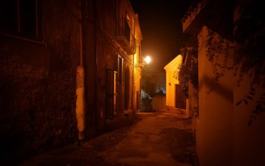 İtalya 'nın Agropoli şehrinin sokakları gece geç saatlerde.
