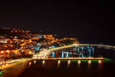 İtalya 'nın Agropoli şehrinin gece görüşü.