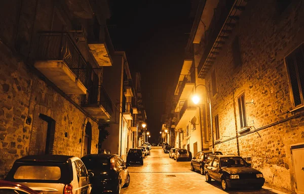 Rua Italiana Típica Com Carros Estacionados Noite — Fotografia de Stock