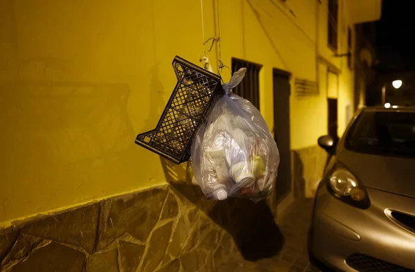Lixo Uma Corda Uma Rua Italiana — Fotografia de Stock