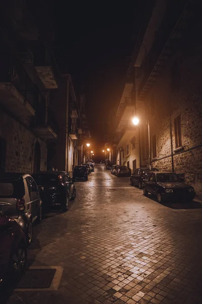 Typische Italiaanse Straat Met Nachts Geparkeerde Auto — Stockfoto