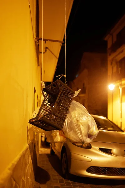 意大利街上一根绳子上的垃圾 — 图库照片