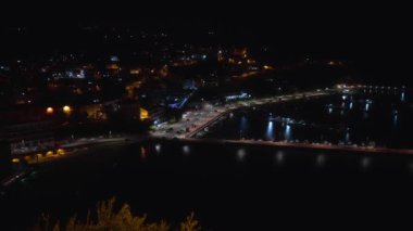 İtalya 'nın Agropoli şehrinin gece görüşü.